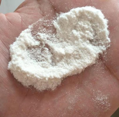 用CMC配置的鈣解決鉆井液具有較好的抗鈣能力，能防止鈣離子引起的系統(tǒng)內(nèi)黏土顆粒過多絮凝，使鉆井液保持良好絮凝情況，維持鉆井液穩(wěn)定的固含量和流變性，確保鉆井液特性優(yōu)良平穩(wěn)。