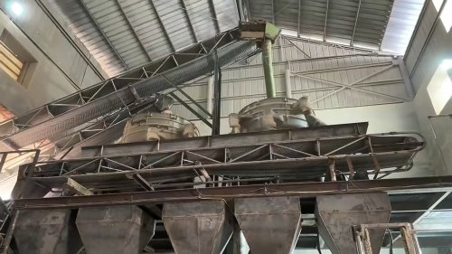 生產(chǎn)車間內(nèi)部設(shè)備和工人操作的情景。