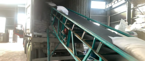淄博聚隆化工產(chǎn)品裝車場景。