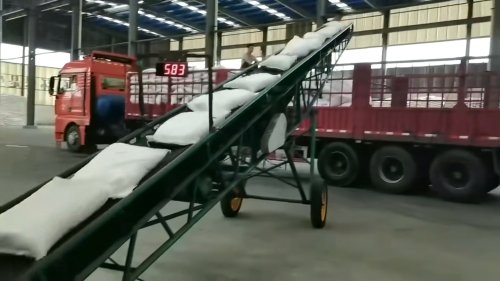 裝有產(chǎn)品的貨車(chē)正在準(zhǔn)備離開(kāi)廠區(qū)裝車(chē)點(diǎn)。