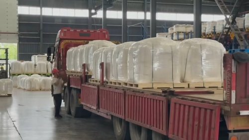 工廠工作人員在廠區(qū)裝車，HPMC羥丙基甲基纖維素產(chǎn)品即將發(fā)往客戶