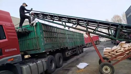 我們廠羧甲基纖維素產(chǎn)品裝車現(xiàn)場(chǎng)