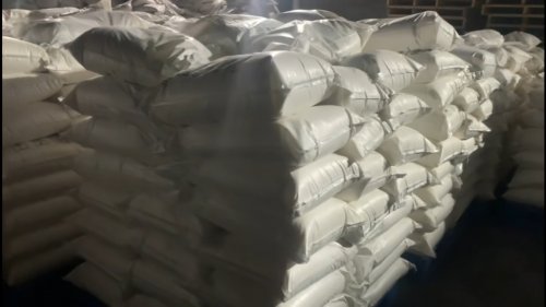工人裝載耐酸羧甲基纖維素以供環(huán)境保護用途