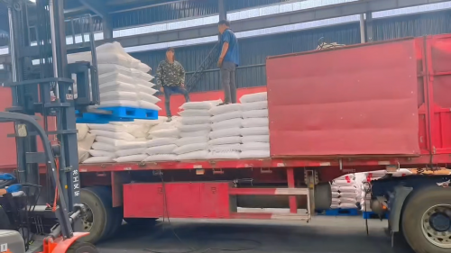 工廠裝車區(qū)，堆放整齊的羧甲基纖維素鈉產品，準備發(fā)往各地市場