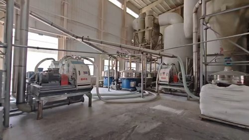 裝載羧甲基纖維素鈉產(chǎn)品的工廠車間，展示我廠的生產(chǎn)和物流過程