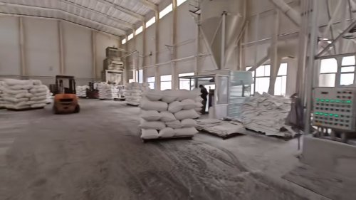 山東東達(dá)纖維素廠區(qū)產(chǎn)品裝車現(xiàn)場，工人正在將羧甲基纖維素鈉產(chǎn)品裝載到貨車中。
