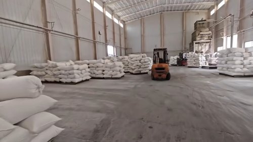 工廠廠區(qū)的裝車過程，產(chǎn)品被安全地裝入貨車，展示羧甲基纖維素鈉的配送準(zhǔn)備。
