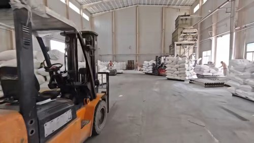 工廠裝車區(qū)，工作人員正忙碌地將裝有羧甲基纖維素鈉的托盤裝入卡車，為全球客戶配送。