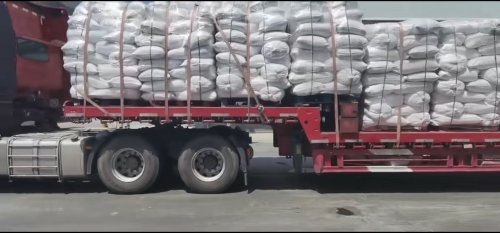 西藏羧甲基纖維素鈉產(chǎn)品在工廠廠區(qū)裝車，準備發(fā)往國內(nèi)市場。