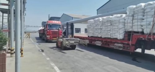 工廠廠區(qū)內(nèi)，羧甲基纖維素鈉產(chǎn)品整齊裝車，準備國際市場配送。