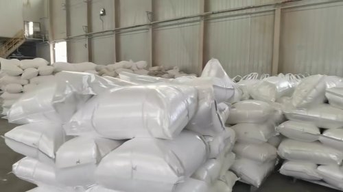 工廠廠區(qū)裝車羥丙基甲基纖維素產品，準備發(fā)貨