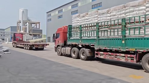 工廠工作人員將羥丙基甲基纖維素產(chǎn)品裝車(chē)，以滿足各行業(yè)的生產(chǎn)需求。
