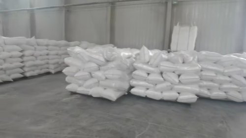 工廠廠區(qū)內，低粘度羧甲基纖維素鈉產品正在裝車準備出貨
