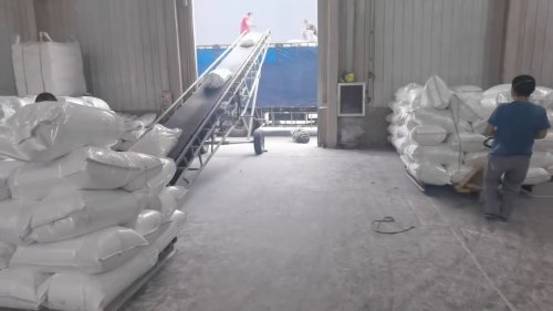 工廠工作人員正在裝車低粘度羧甲基纖維素鈉產品，確保供應穩(wěn)定