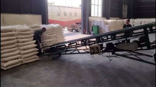 工廠內(nèi)羧甲基纖維素鈉產(chǎn)品裝車，展示了在高溫和特殊環(huán)境下的穩(wěn)定性