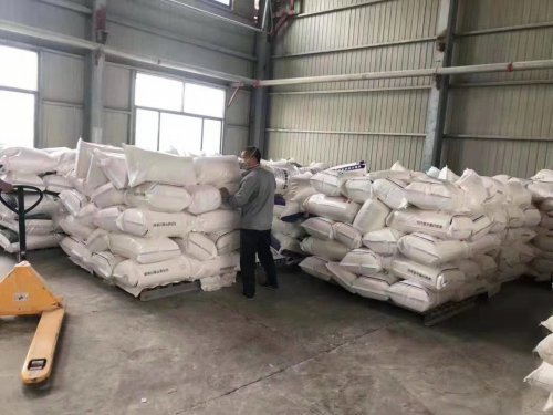 工廠員工正在裝車運輸羧甲基纖維素鈉產(chǎn)品