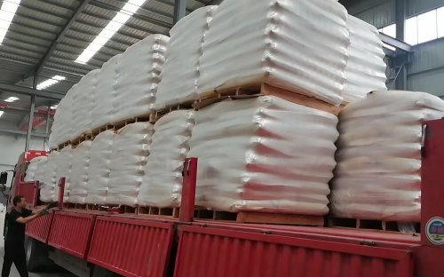 工人在裝車過程中檢查羧甲基纖維素鈉產(chǎn)品的包裝和質(zhì)量，確保安全運輸。