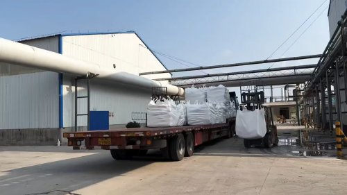 工廠廠區(qū)內(nèi)完成裝車的羧甲基纖維素鈉產(chǎn)品整齊堆放在運(yùn)輸車上，準(zhǔn)備發(fā)運(yùn)。