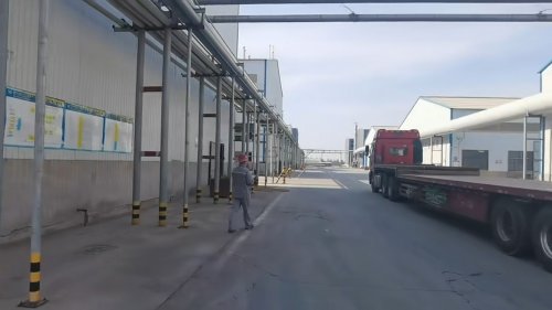 工廠內(nèi)工作人員正在將羧甲基纖維素產(chǎn)品裝車，準(zhǔn)備發(fā)往貴陽市場。