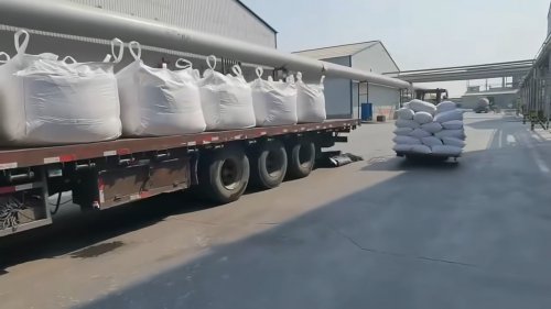 工人正在將羧甲基纖維素產(chǎn)品裝車，確保及時(shí)供貨給四川客戶。
