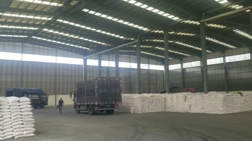 滿載羧甲基纖維素鈉的卡車從山東工廠出發(fā)，發(fā)往廣東客戶現(xiàn)場。
