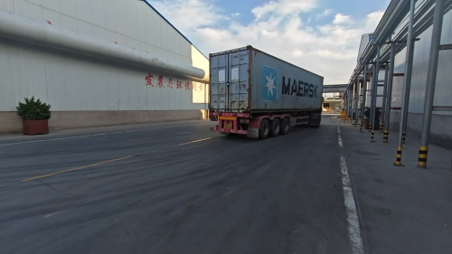 工廠廠區(qū)內(nèi)產(chǎn)品裝車(chē)現(xiàn)場(chǎng)，貨車(chē)準(zhǔn)備運(yùn)輸羧甲基纖維素鈉