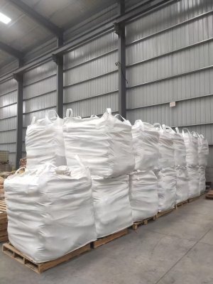 工廠內叉車裝載羥丙基甲基纖維素，產品準備發(fā)貨