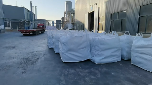 裝載羧甲基纖維素鈉的貨車準備發(fā)貨