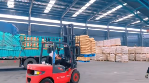 裝車過程中的羧甲基纖維素鈉包裝產(chǎn)品，展示高效的物流管理。