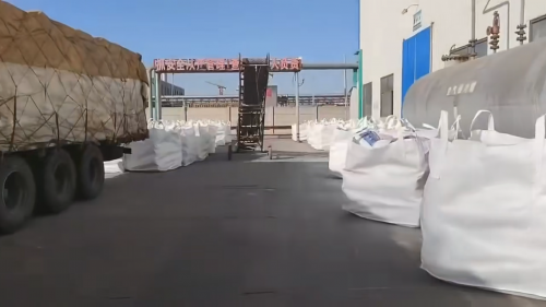 工廠工作人員操作裝車設(shè)備，確保高效運輸羥丙基甲基纖維素