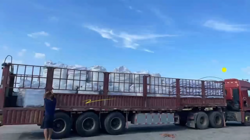工廠車間中正在裝車的羧甲基淀粉鈉產(chǎn)品，展示產(chǎn)品的發(fā)貨流程和高效的裝運服務(wù)