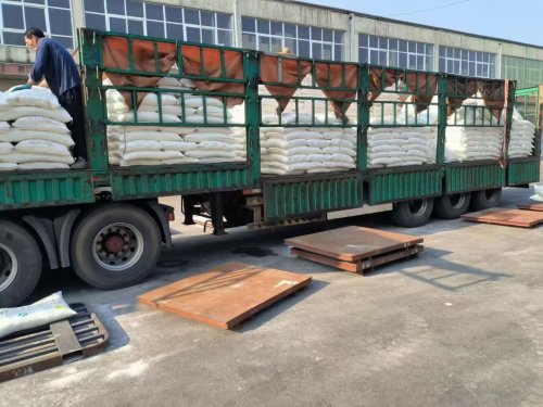 大貨車(chē)裝載陶瓷釉料產(chǎn)品，山東東達(dá)纖維素發(fā)貨保障及時(shí)交付