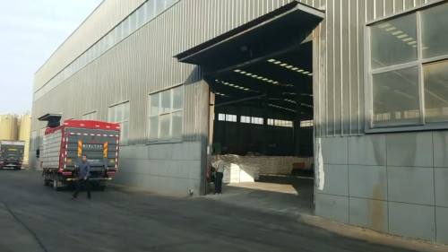 四川某工廠內(nèi)，工作人員將羧甲基纖維素鈉成品裝車，發(fā)貨到全國各地。