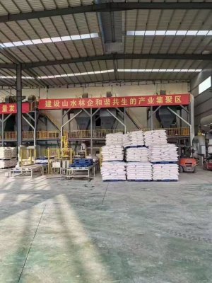 工廠貨運(yùn)車輛裝載羥丙基甲基纖維素產(chǎn)品，整裝待發(fā)，為客戶提供及時供貨保障。