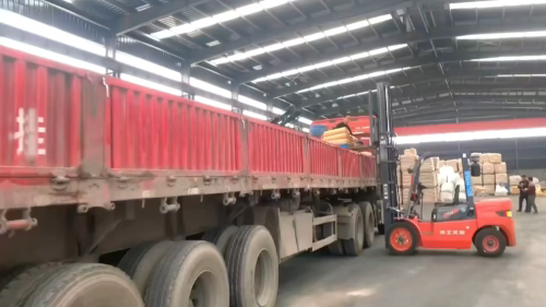 工廠現(xiàn)場進(jìn)行HPMC產(chǎn)品的裝車，確保供應(yīng)穩(wěn)定