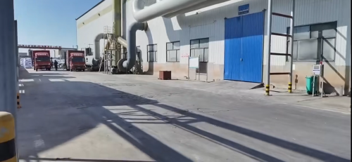 羥丙基甲基纖維素產(chǎn)品裝車中，滿足建筑行業(yè)需求