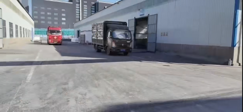 紹興某化工廠廠區(qū)全景，展示羧甲基纖維素產(chǎn)品裝車過程，物流高效便捷。