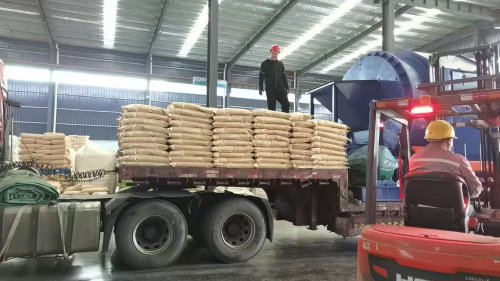 工廠廠區(qū)產(chǎn)品裝車現(xiàn)場，工作人員正在將含羧甲基纖維素鈉的混凝土外加劑整齊裝車。