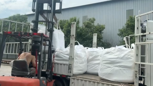 羥丙基甲基纖維素產(chǎn)品發(fā)貨現(xiàn)場，專業(yè)裝車團隊保障運輸安全，品質可靠。