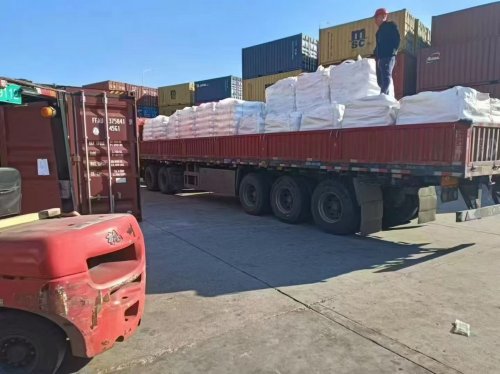 湛江高粘度羧甲基纖維素裝車中，貨物整齊擺放于工廠廠區(qū)。