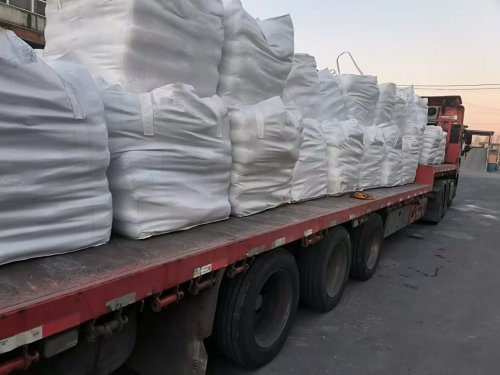 工人將速溶絮狀CMC產(chǎn)品裝車，確保訂單及時(shí)發(fā)出，滿足客戶需求。