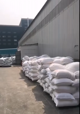 工人正在裝車選礦用羧甲基纖維素鈉產(chǎn)品，體現(xiàn)高效的物流運(yùn)輸