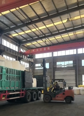 運(yùn)輸車輛裝載完選礦用羧甲基纖維素鈉產(chǎn)品，準(zhǔn)備發(fā)往客戶