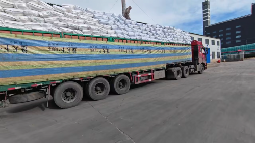 造紙級羧甲基纖維素（CMC）出廠裝車，提供穩(wěn)定的產(chǎn)品供應(yīng)