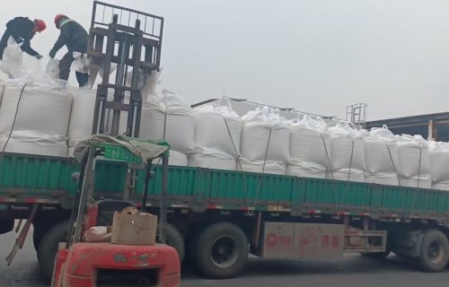 工廠廠區(qū)裝車操作，膩子用CMC產(chǎn)品出貨