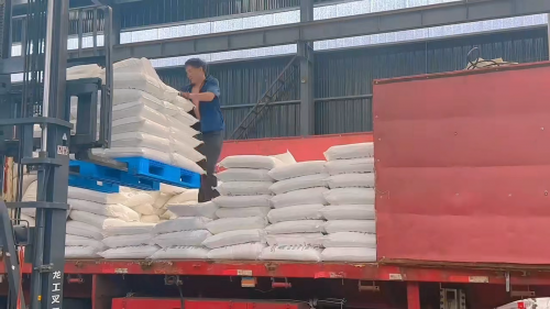 十堰工廠產(chǎn)品裝車現(xiàn)場，正在裝載高質(zhì)量羧甲基纖維素鈉（CMC）