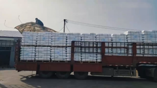 工廠廠區(qū)產品裝車，HPMC生產運輸準備