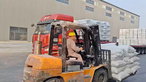 淄博聚隆化工產(chǎn)品裝車現(xiàn)場，優(yōu)質(zhì)CMC供應(yīng)