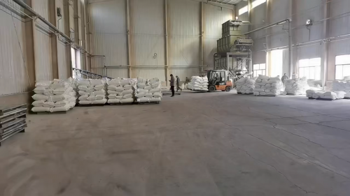產(chǎn)品裝車(chē)操作中，展示羥丙基甲基纖維素的包裝與運(yùn)輸