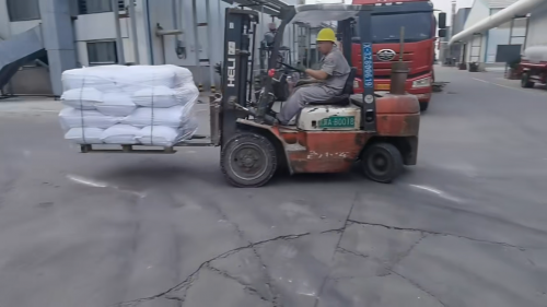 產(chǎn)品裝車中，建筑級(jí)HPMC準(zhǔn)備發(fā)往各大建筑工程